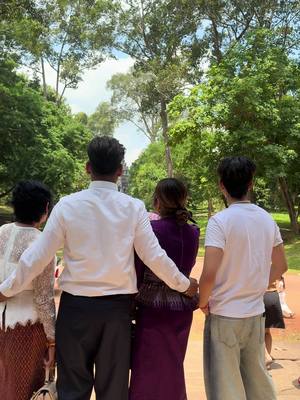 A post by @preapsovath77 on TikTok caption: ថតពីមុខម៉ោ☺️🤣😍❤️❤️🌹🌹
