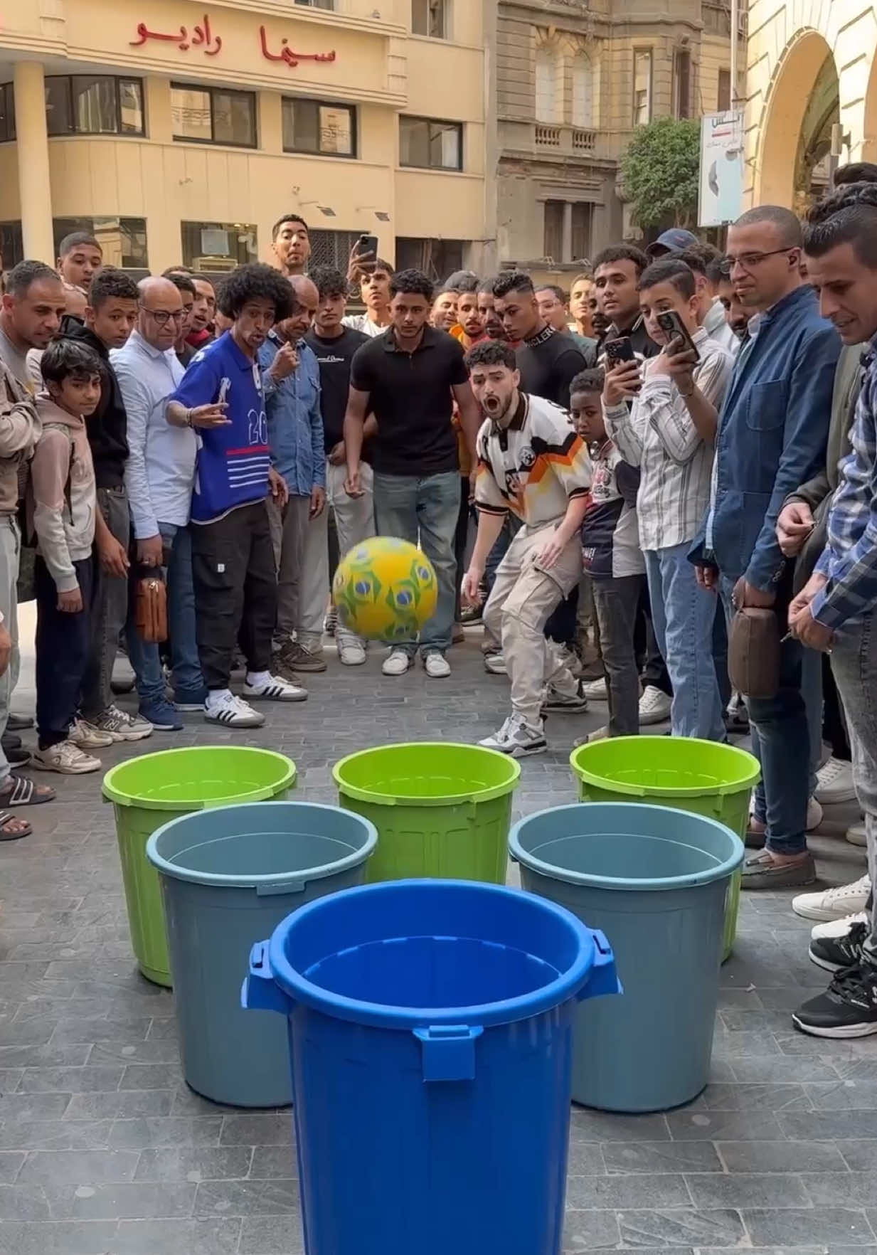 A post by @omar_migo on TikTok caption: تحدى صعب جدا ⚽️🤑