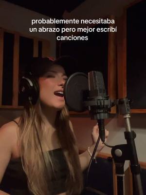 A post by @mariabolio on TikTok caption: probablemente necesitaba un abrazo pero mejor escribí canciones 🎶✍️💔 #trend #mariabolio 