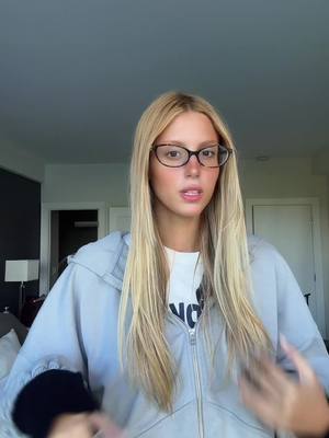 A post by @nahgand on TikTok caption: perdi 3 anos de vida me estressando ontem naquele aeroporto
