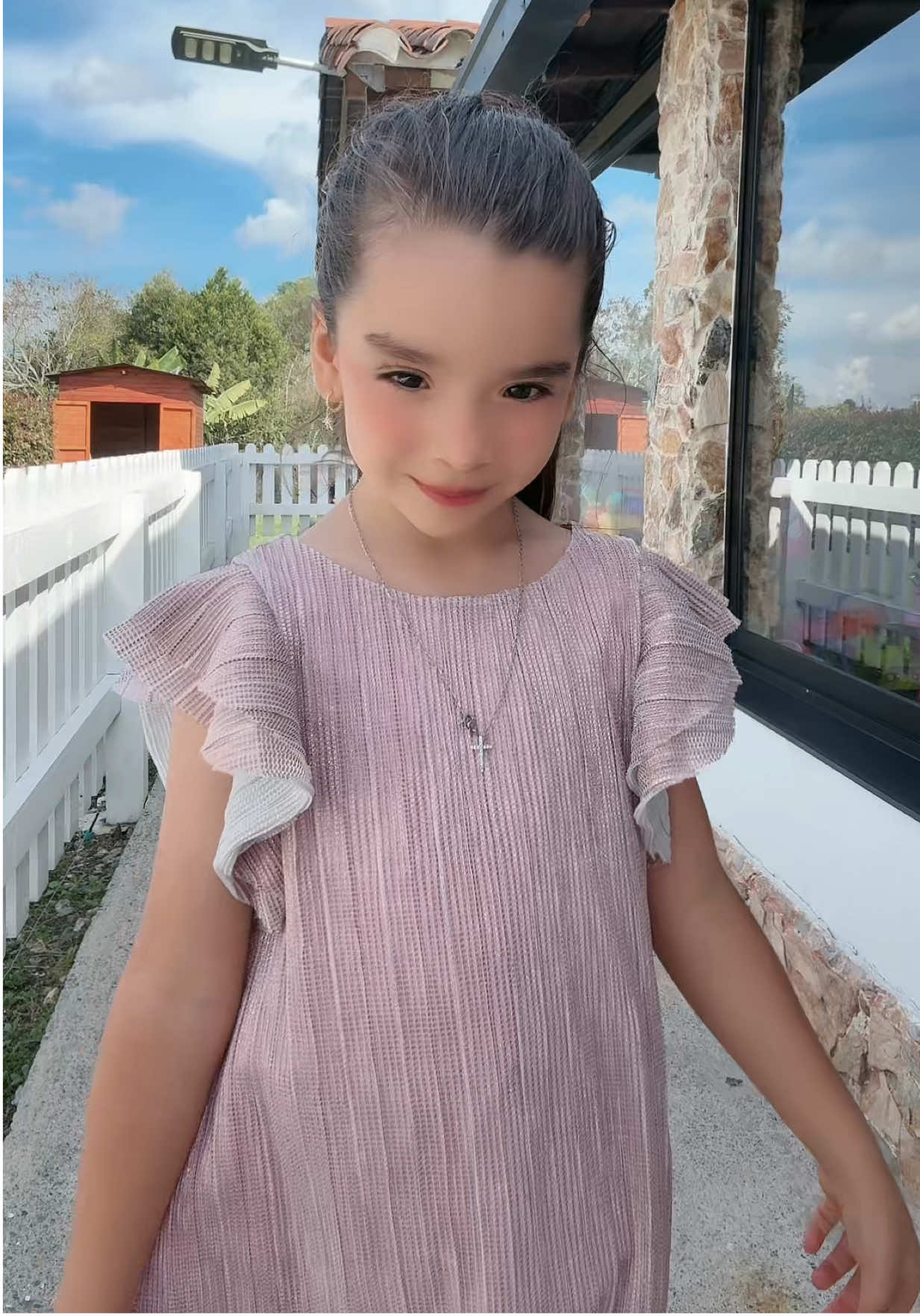 A post by @salomeferiav on TikTok caption: Hoy me siento una PRINCESA🥰❤️