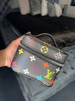 A post by @thebadmf_ on TikTok caption: Im literally gagging at the quality😳 NO WAYYYY #fyp #fypシ #bagtok #bagtiktok #thegate #yellowapp #yellowapphaul #yellowappfinds #dhgate #dhgateaffiliate #lv #louisvuitton #louie #speedy #viralvideo #nursesoftiktok #nursetok #vanity #vanitybag 