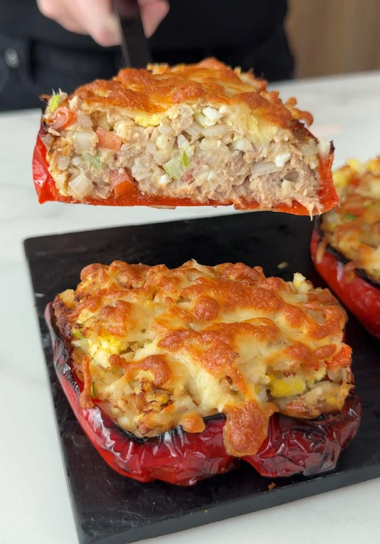 A post by @ailutokman on TikTok caption: MORRONES RELLENOS: Una versión super facil y rápida para que hagas para semana santa! 🫑✨ • Ya arranca semana santa y por eso hoy te traigo una receta facilísima con atún para que agregues a la mesa, o sino, como un tremendo almuerzo para cualquier día! 😮‍💨 • Yo decidí hacerlos en Freidora de Aire porque me parece mucho más práctico y rápido! Estoy usando la Parrilla 12 en 1 de PowerXL que cocina de todo con sus 12 funciones automáticas. Y sí, también te tiré el tip de hacer los huevos duros del relleno directamente ahí! Y además, podes usarla como una parrilla sin que haga humo 💨  • INGREDIENTES: - Morrones 🫑  - Sal y pimienta 🧂  - Aceite de oliva 🫒  - Huevos 🥚  - Atun 🐟  - Arroz cocido 🍚  - Tomate 🍅  - Cebolla de verdeo - Ajo en polvo - Queso crema • Terminalos con queso y mandas un ratito más en la freidora para que se gratine bien! 🧀 Te aseguro les va a encantar a todos! Feliz semana santa! • #receta #comida #semanasanta 