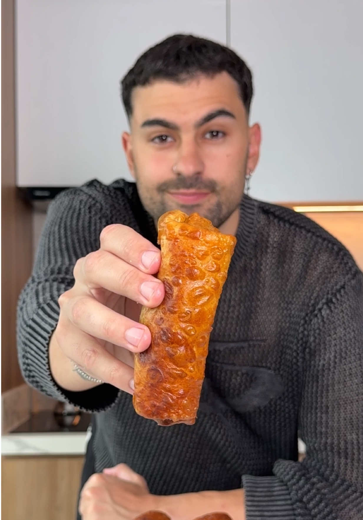 A post by @lasrecetasdesimon on TikTok caption: ARROLLADITOS PRIMAVERA A MI MANERA: con masa de panqueque y otro relleno 😂 • Esta es una de esas recetas que vas a hacer siempre por lo fácil y rica que es 🫶 • 𝕀𝕟𝕘𝕣𝕖𝕕𝕚𝕖𝕟𝕥𝕖𝕤: • 300ml Leche🥛 • 3 Huevos 🥚  • 200g Harina 0000 🌾 • 1cdita de Sal y Pimienta🧂 • 1cdita Polvo de Hornear 🥄 - ⁠ 𝕽𝖊𝖑𝖑𝖊𝖓𝖔: • Aceite de Oliva Natura 🫒 • 1 Cebolla 🧅 • 3 Tallos de Cebolla de Verdeo  • 1 Morron • 2 Dientes de Ajo 🧄  • 1/2kg Carne picada 🥩 • Ketchup Natura 🍅  • Queso Mozzarella en Bastones 🧀  • Los podes freír o hacer en una freidora de aire u horno, que también quedan espectaculares 😮‍💨 Háganlos y me dicen que les pareció!🧑🏻‍🍳 • #springrolls #queso #carne 