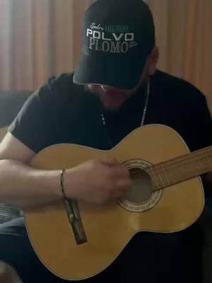 A post by @elfantasma.oficial on TikTok caption: A TODO LE TIRAS Y A NADA LE PEGAS ⌛️
