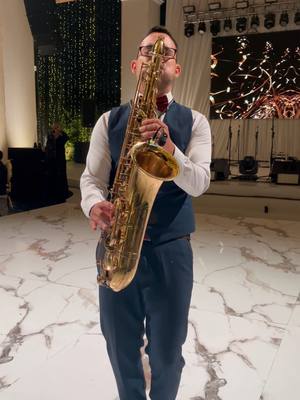 A post by @colaccisax on TikTok caption: Felicita 🎷👰🏻‍♀️ #saxofonista #diseloconsaxo #colaccisax #diseloconsaxo #saxoparabodas #saxoparaeventos 