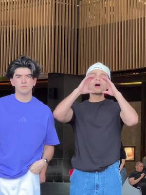A post by @farileomusic on TikTok caption: Tiene los ojos rojos ♥️👀