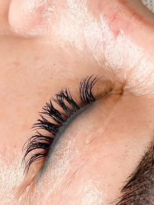 A post by @lashviewstore on TikTok caption: #lashestutorial #eyelashes #eyelashglue 