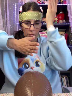 A post by @lauraegiulia_ on TikTok caption: COME APRITE L’UOVO! Team Laura o Giulia? 🥚 