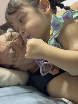 A post by @ on TikTok caption: solo quiero que sepas que ella te ama igual o más de lo que tú 🥹🙏🏻🥰  #abuelito #nieta #fypppppppppppppp 