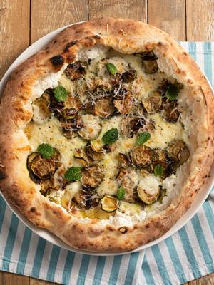 A post by @giallolovesitaly on TikTok caption: 😋This isn’t your average pizza: pizza alla nerano brings the creamy magic of zucchini, ricotta, and provolone del Monaco straight from the Amalfi Coast 🌊🧀✨ Baked to perfection and full of Southern Italian soul💚🍕 @davidecivitiello@giovanni.castaldi Ingredients: 8 cups all-purpose flour (1 kg) 3 cups water (700 g) 2 tablespoons fine salt (25 g) 1 teaspoon active dry yeast (3 g) For the topping: 1 ⅔ cups buffalo ricotta (400 g) 3 ½ cups zucchini (500 g) 1 ⅔ cups fior di latte mozzarella (400 g) 2 ½ cups Provolone del Monaco cheese, grated or finely chopped (300 g) 1 tablespoon whole milk (20 g) Fresh mint, to taste Whole black peppercorns, to taste Peanut oil, as needed (for frying or drizzling) #giallolovesitaly #Pizza #nerano #foodtok