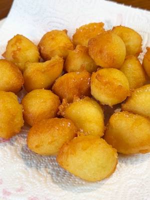 A post by @giallolovesitaly on TikTok caption: Crispy outside, fluffy inside 😍 These cheesy ricotta fritters are golden bites of Italian joy! 🧀✨ Quick to mix, easy to fry💛 Enjoy!😋🍽️ @cookingwithbello Ingredients: 1 1/4 cups ricotta (300g) 2 eggs 1/2 cup grated cheese (Parmesan or similar) (60g) 1 cup all-purpose flour (120g) 2 teaspoons baking powder (10g) Salt, to taste 8 1/2 cups oil for frying (2 liters) #giallolovesitaly #frittelle #aperitivo #foodtok