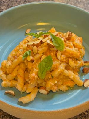 A post by @giallolovesitaly on TikTok caption: Sicilian summer in a bowl ☀️🍅 Say hello to pesto alla trapanese!😍❤️ A fresh, nutty twist on pesto made with cherry tomatoes, almonds, and basil, served over busiate pasta🌿😋 @alberto_marcolongo Ingredients: 3 ¼ cups busiate pasta (320 g) 1 cup almonds (120 g) 1 garlic clove 4 cups cherry tomatoes (600 g) 7 tablespoons extra virgin olive oil (EVOO) (100 ml) ½ cup grated pecorino cheese (60 g)      A few fresh basil leaves    #giallolovesitaly #trapanesepesto #pasta #foodtok