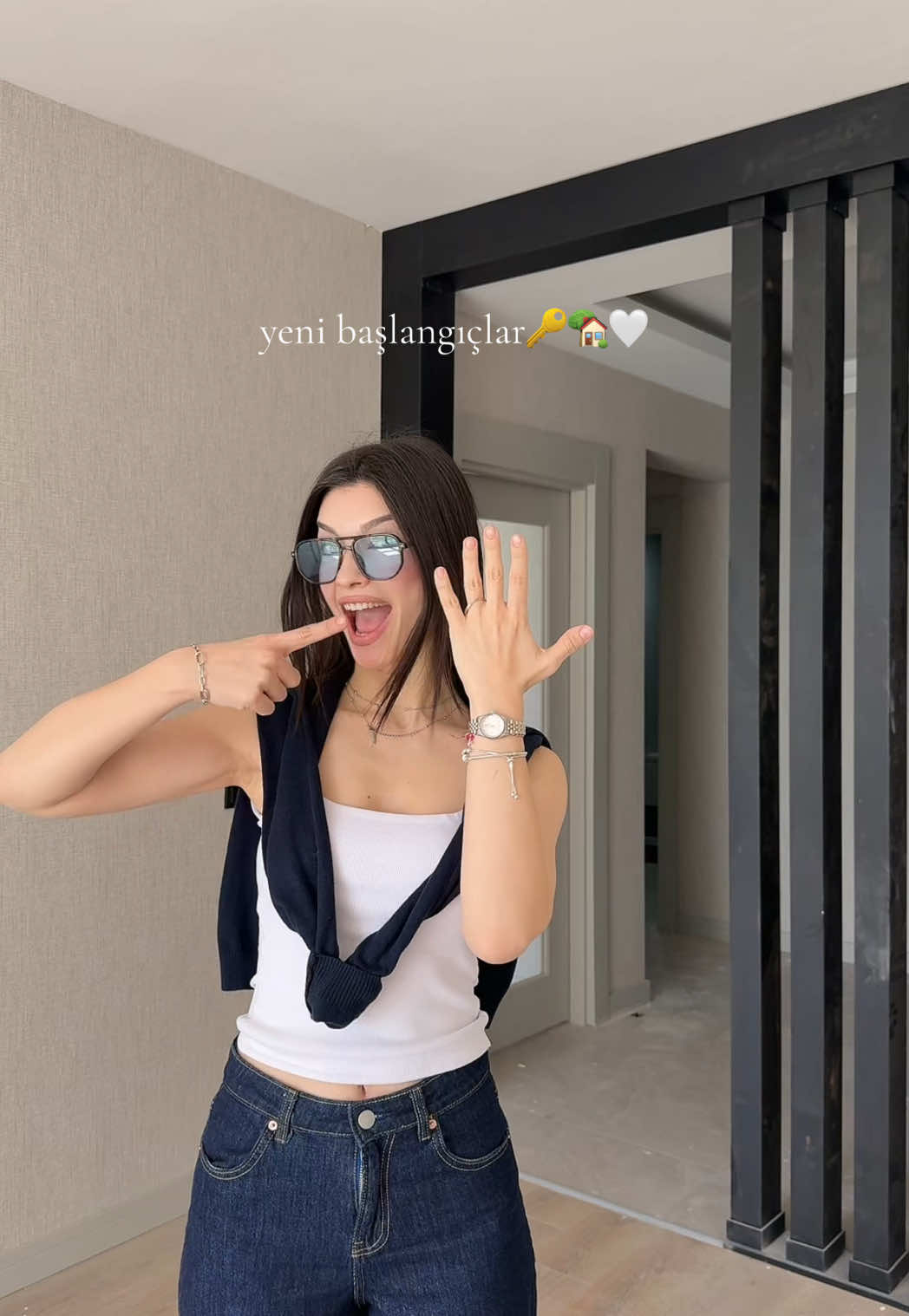 A post by @demiirhaan on TikTok caption: tüm evi baştan dizeceğiz🙂‍↔️💆🏻‍♀️