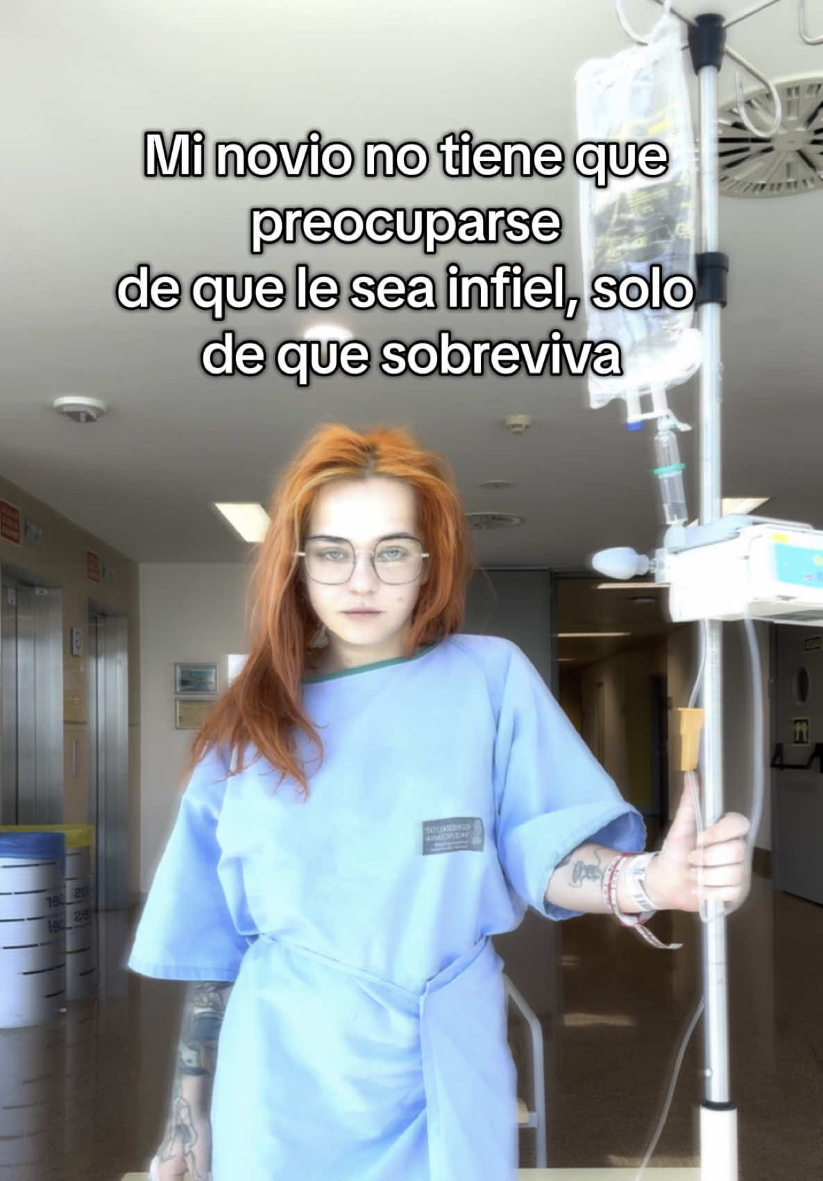 A post by @huronarolera on TikTok caption: Pues eso 🤣 la bomba de insulina me dio fallo, y vomité sangre, pero ha sido más escandaloso que grave ❤️‍🩹 #hospital #diabetes 