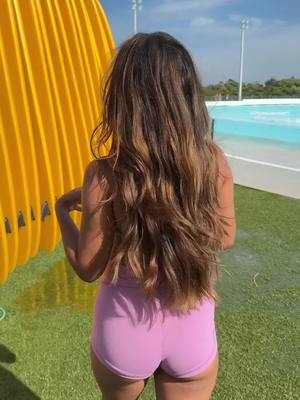 A post by @lariteofilo.ofc on TikTok caption: Quem lembra desse TikTok ? Haha Eu bem pequenina e a prancha gigante 😂 Foi uma das minhas primeiras aulas de surf da vida!! Feliz demais com tudo que aconteceu em 1 ano 😍