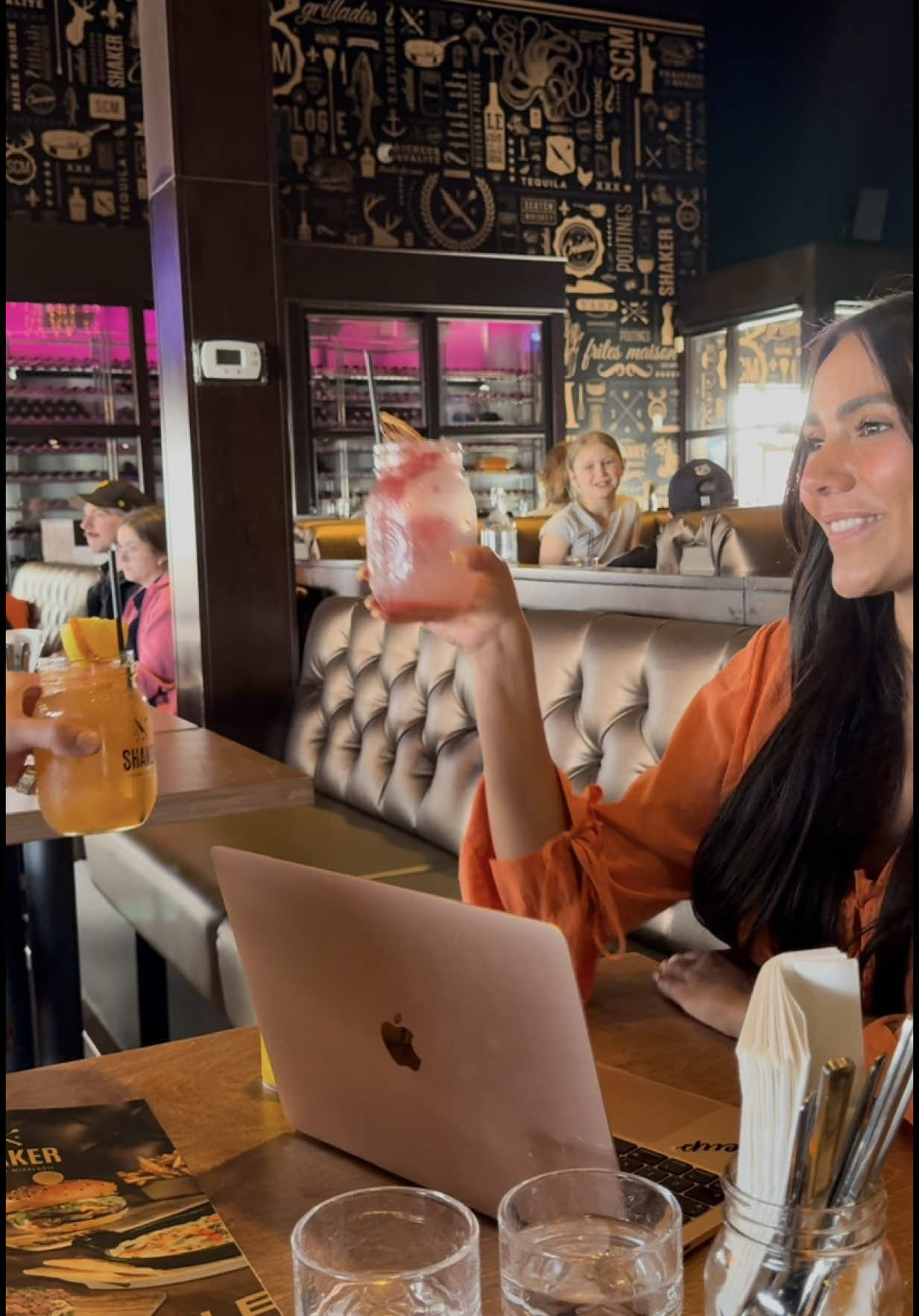 A post by @catherine.fidiadi on TikTok caption: Nouvelle succursale du @SHAKER Cuisine & Mixologie à Repentigny ! 🎉 Une ambiance parfaite pour un 5 à 7 entre amis ou un moment de détente après une journée bien remplie au travail. 🍹✨ #shakercuisineetmixologie #Détente #5à7 #AmbianceCool #pub