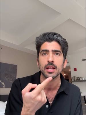 A post by @jezzzini on TikTok caption: JEZZINI VS SU ANTITRANSPIRANTE VS SUS GLANDULAS SUDORIPARAS  @rexonamexico  #rexonanoteabandona  #rexonaclinical #publicidad