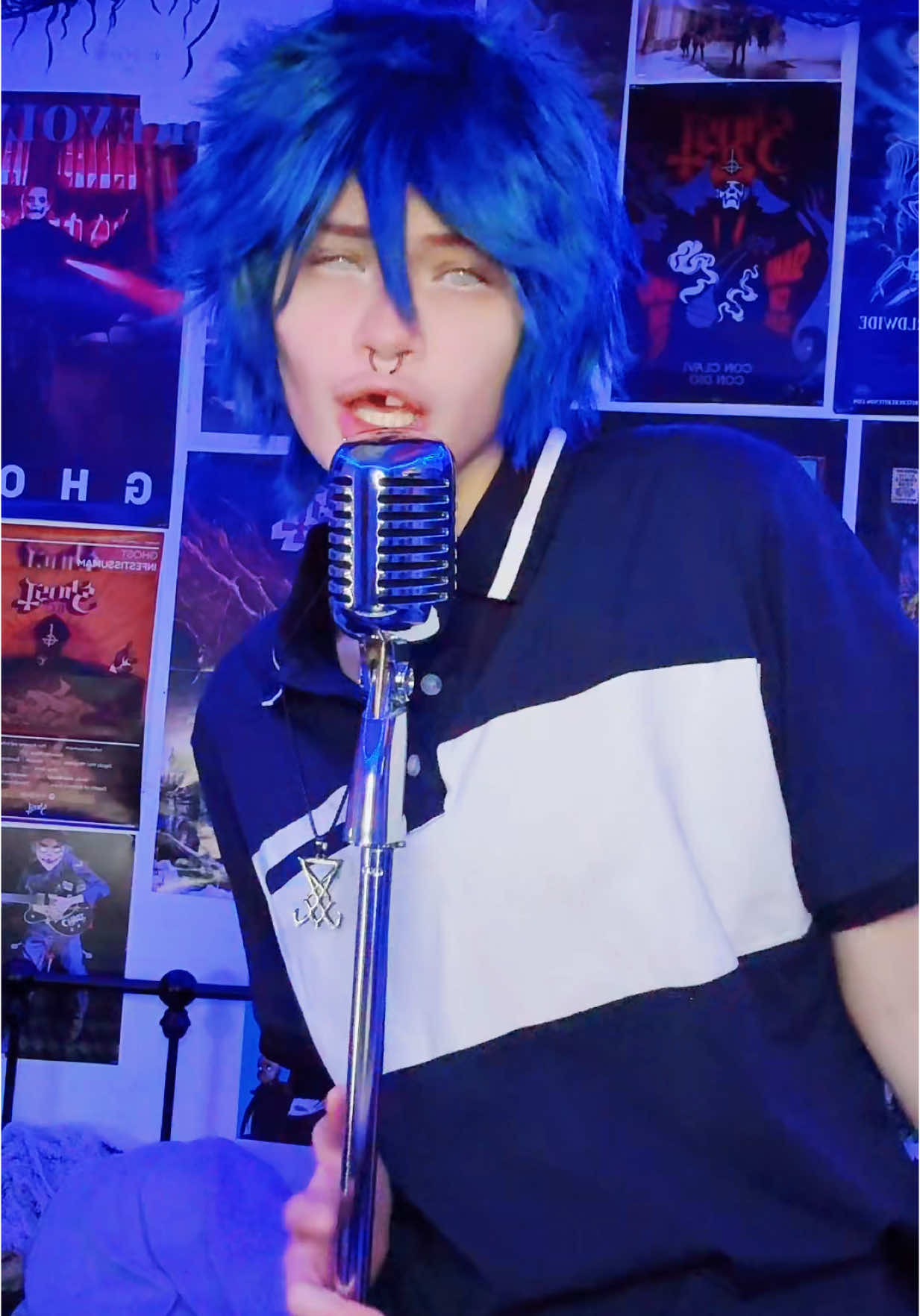 A post by @stupothead on TikTok caption: ARE YOU TRANZZ LIKE MEEE 🗣️🗣️ Is this cirnge guys be honest // Remake of my old video from long long ago 😈 //Cant cosplay copia with face paint because of my snakebites healing but Cardinal might make an appearance gang 😎 #cosplay #gorillaz #gorillazcosplay #2dgorillaz #gorillaz2d #2dgorillazcosplay #stuartpot #2dcosplay 