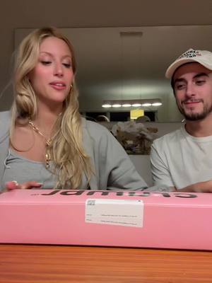 A post by @nahgand on TikTok caption: review dos crumbl cookies achamos #overhyped!
