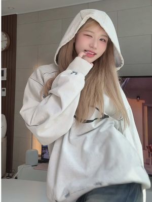 A post by @sia_jiwoo on TikTok caption: Hola