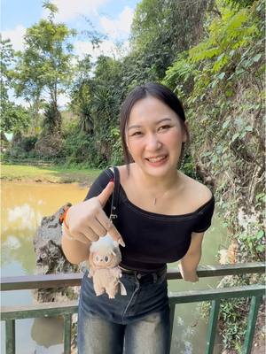 A post by @alisa_ksdj on TikTok caption: #ອາລິສາເດີ້❤️🤗 #ນຳ້ອອກຮູ #ຖຳ້ນຳ້ອອກຮູ #ເມືອງນາຫມໍ້_ແຂວງອຸດົມໄຊ #ທ່ຽວລາວ 
