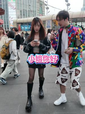 A post by @chin8012300 on TikTok caption: 街頭搭訕妹子 @zoey__825 #恐龍偶像