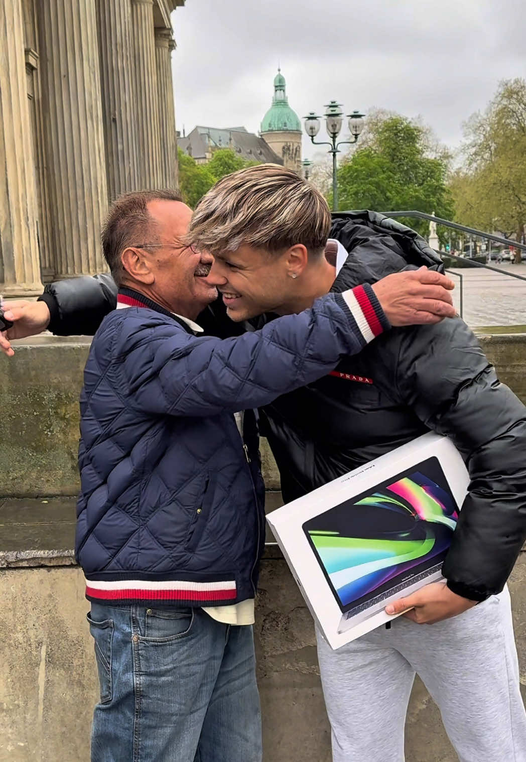 A post by @markoroze on TikTok caption: Lasst uns sein größten Wunsch erfüllen🥺❤️ #fy #fürdich 
