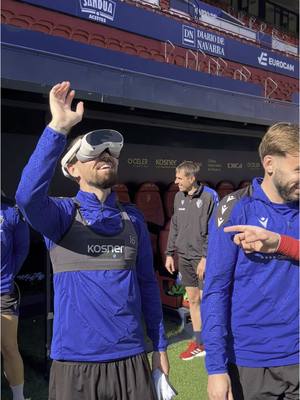 A post by @caosasuna on TikTok caption: 🤣👽 POV: tus jugadores descubren la realidad virtual #osasuna #realidadevirtual #humor 