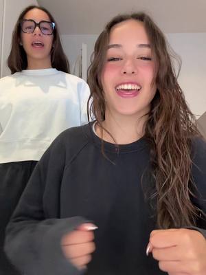 A post by @giuliaabizzarri on TikTok caption: vediamo se riuscite a capire cosa dico alla fine 😅🩷 