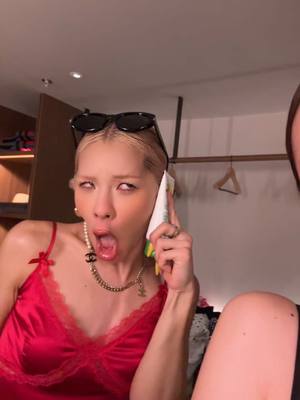 A post by @ayanakamachi on TikTok caption: ずっと半ケツで踊ってた親友@とうあ 