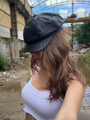A post by @soccins on TikTok caption: ESTATE IN BAGGY JEANS E CANOTTIERAAAAAA ☀️ 💋 #baggyjeans 