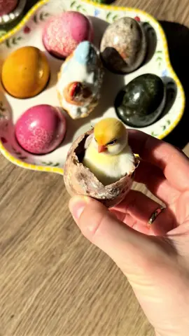 A post by @mashanapp on TikTok caption: Мой топ окраски яиц • малахит 1 ст л куркумы + 3 ст л каркаде. После закипания добавляем соль щепотку, варим 10 мин. Снимаем с огня и 2 часа ждем. После высыхания можно добавить поталь для золотинки (для этого  белком смазать яйцо и нанести золотой лист) • желтый цвет 1 ст л куркумы + немного уксуса. Точно так же: после закипания добавляем соль щепотку, варим 10 мин. Снимаем с огня и 2 часа ждем. Цвет можно сделать более мягким или более насыщенным, для этого нужно либо меньше, либо больше держать в желтом растворе. • мраморные Соединить коричневую и красную луковую шелуху вместе с мелко нарезанной белой бумагой. Обернуть яйцо шелухой в марлю, завязать и опустить в кастрюлю с каркаде (каркаде 3ст л). Добавить соль щепотку, после закипания варим 10 мин. Снимаем с огня и 2 часа ждем. • розовые 1 ст л розовой матчи + немного уксуса. Точно так же: после закипания добавляем соль щепотку, варим 10 мин. Снимаем с огня и 2 часа ждем. Цвет можно сделать более мягким или более насыщенным, для этого нужно либо меньше, либо больше держать в желтом растворе.