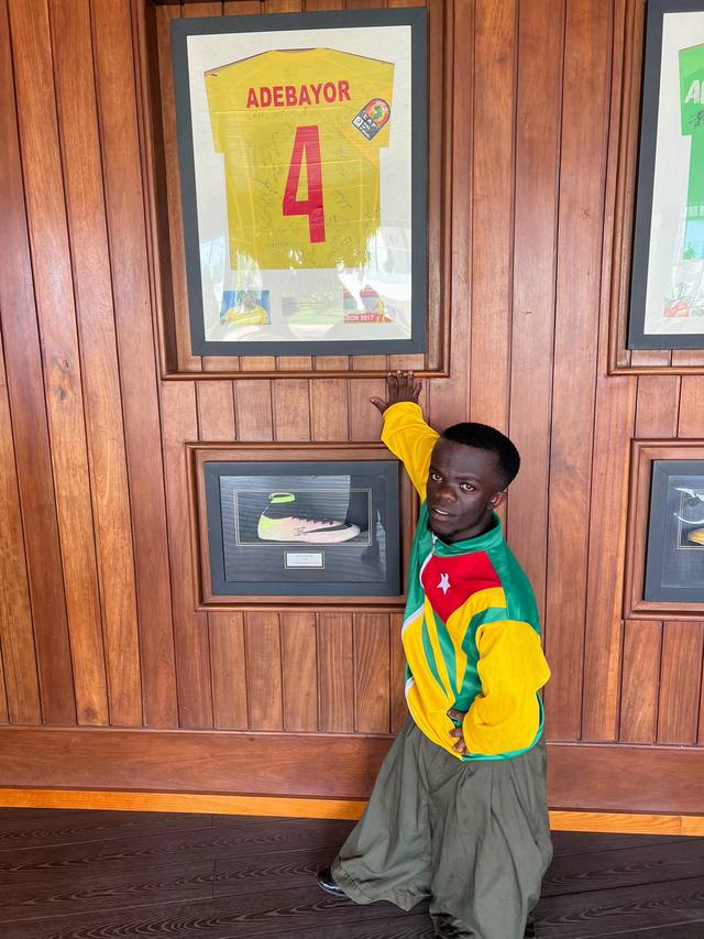 A post by @mafamille228fans on TikTok caption: Rendez-vous ce 27 Avril sur le TK de totsi à 16h  pour le concert de l’indépendance organisée par la lagende vivante SEA ❤️ et la fondation SEA 🔥🔥🔥🔥 Partage avec moi pour que ça fasse le tour du togo 🇹🇬