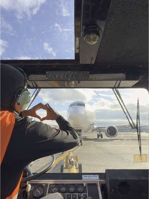 A post by @j.luis___ on TikTok caption: In the best part of my job taking the plane out ✈️