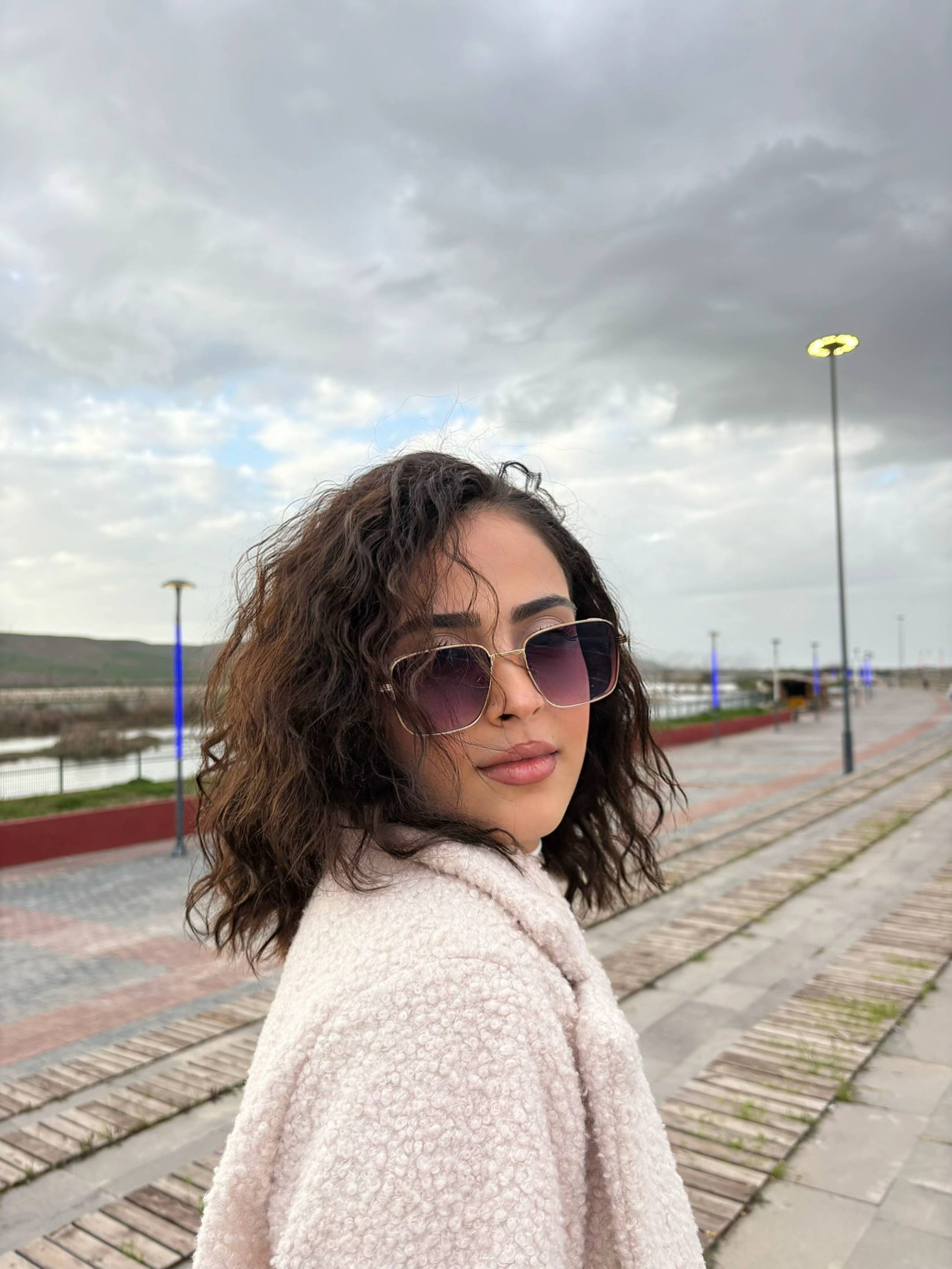 A post by @zanaaslan21 on TikTok caption: Rüzgârı saçlarımı savurdu, ama kalbime sevgiyi fısıldadı Êlih🫶🏻🌻#batman 