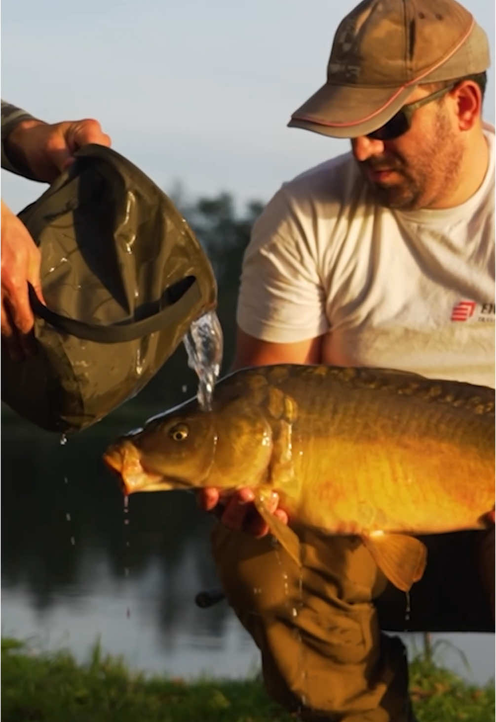 A post by @julien_josselin_scale on TikTok caption: [VLOG#10] EXTRACT 6 - Du BORD ou en BATEAU ? La MEILLEURE TECHNIQUE pour PÊCHER les CARPES de cet ÉTANG ! ▪️ #bigfish #bigfishing #carprun2024 #carprun #carpe #carp #carpfishing #frenzyfishing #angler #pecheur #fish #bigfish #bigone #poisson #lakefishing #lake #savage #wildfishing #autumnfishing  #memory