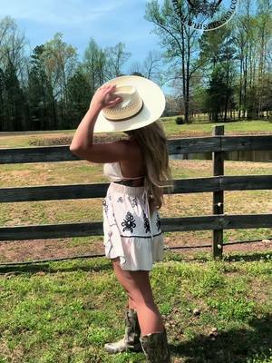 A post by @willowssecretsecond on TikTok caption: #fyp #foryou #foryoupage #countrygirl #outdoors 