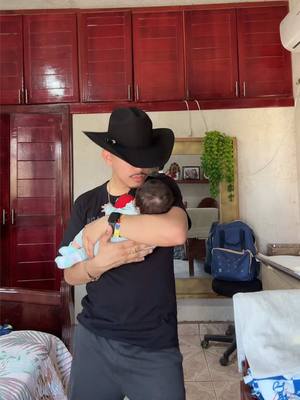 A post by @uzielgonzalezz on TikTok caption: Soy tío por segunda vez mi niñito es una bendición 🥺❤️ #foryoupage #paratii #uziel #tio #eluziel #amor #bendiciones #uzielgonzalez #bailando #baile #bailar #banda #bandas #jalisco #mexico #vaquero #sobrino 