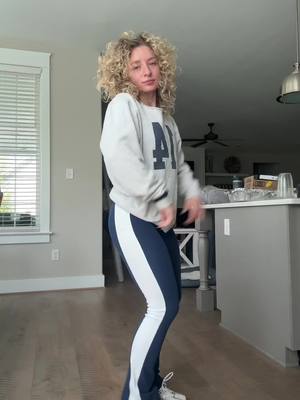 A post by @kennabeann14 on TikTok caption: Come to the gym with meeee