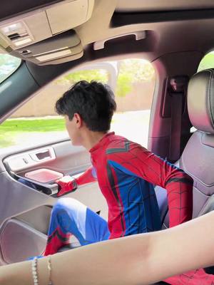 A post by @wilsonalcaraz on TikTok caption: Hombres cuando ven un auto en problemas #humor #fyp 
