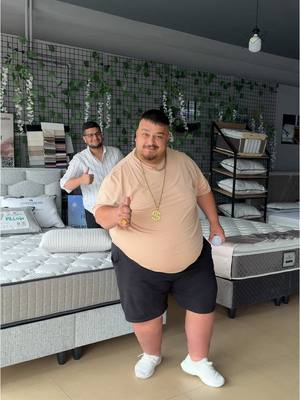 A post by @yasincengiz38 on TikTok caption: NEGATİF ENERJİYİ ÇEKİYOR BENDE MIŞIL MIŞIL UYUYORUM ☺️☺️☺️#işbirliği #yatak #baza #mobilya #mattress #bed #furniture #pillows #happynight #sleepenerji #rahatuyku #uykukeyfi #skibidichallenge #dansshow #yasincengiz #yasindance #göbekshow #bygöbekshow #dans #dance #almanyadakitürkler #göbeksallayanadam 