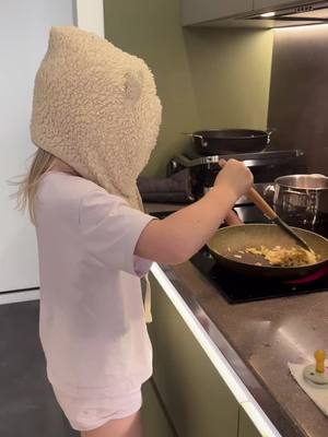 A post by @panarinkaa on TikTok caption: Готовит😂