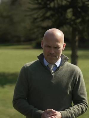 A post by @tntsportsfootball on TikTok caption: “You apologised? I would never apologise.” Freddie Ljungberg questions Martin Keown for apologising to Ruud van Nistelrooy 😅 #arsenal #manutd #premierleague 