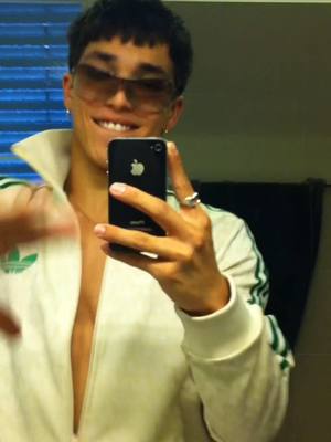 A post by @thesamjorden on TikTok caption: I really do like it hehe #iphone4 #2010 
