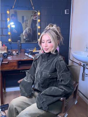 A post by @aleynaveyron on TikTok caption: Welcher Look gefällt euch am besten? ❤️