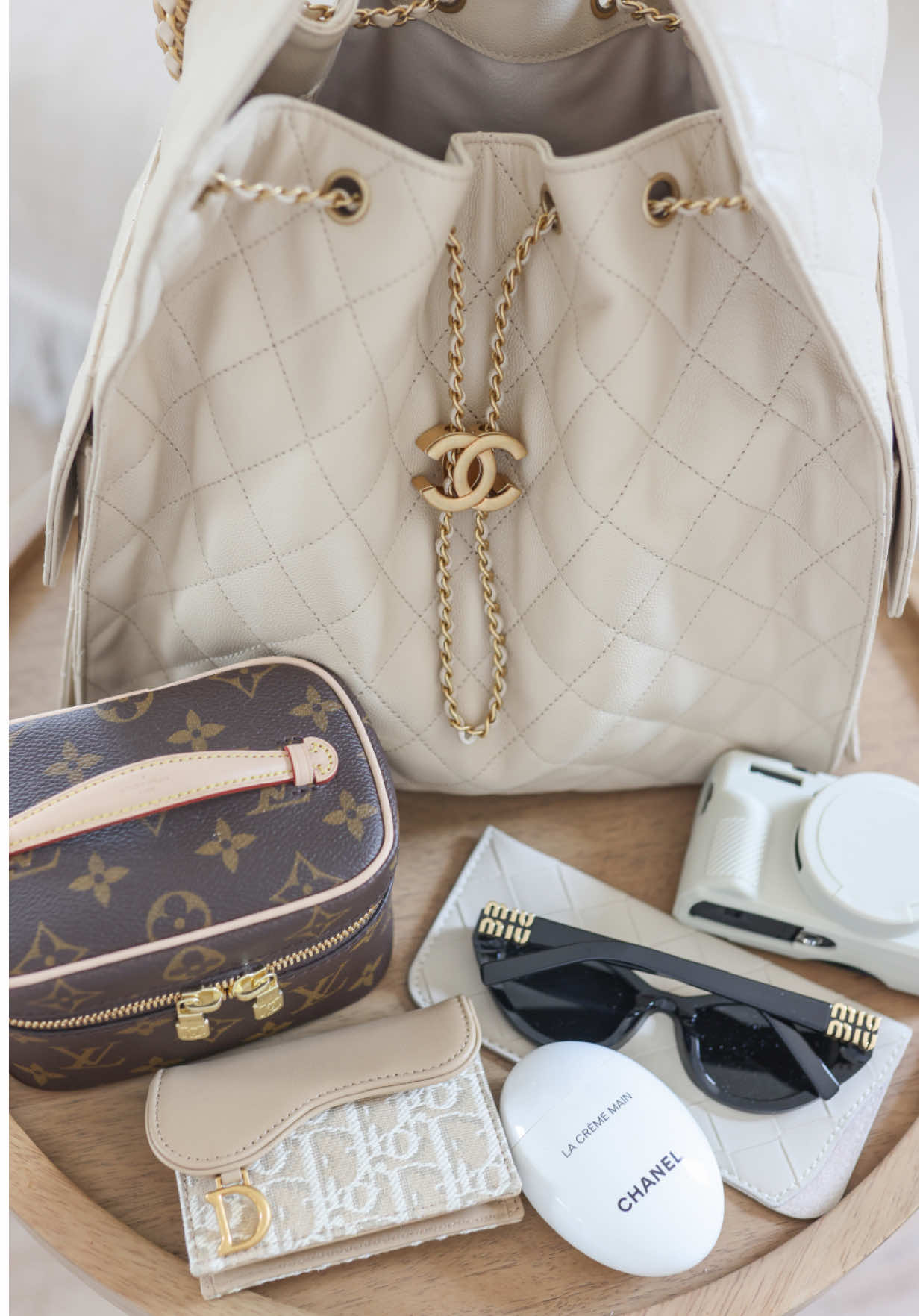 A post by @teresalauracaruso on TikTok caption: Stock my new purse with me 🤎👜  #whatsinmybag #whatsinmypurse #chanel25 #purseessentials #girlythings #amazonfinds 