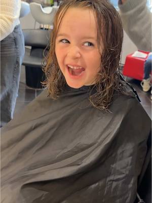 A post by @chrisjoyz on TikTok caption: Vous aimez la coiffure que Lily Ana a choisis? Elle elle kiff en tout cas. #papa #rire #drole #humour 