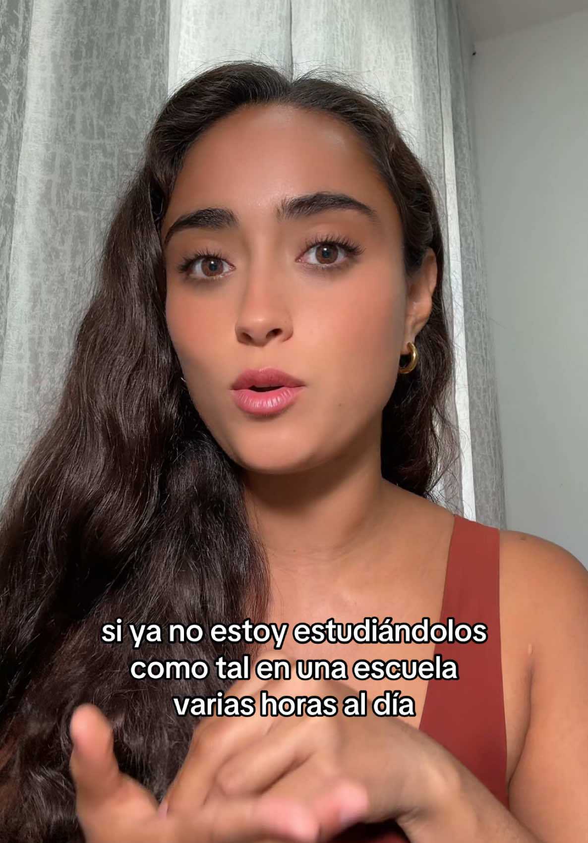 A post by @salmachavana on TikTok caption: Cómo mantener idiomas a lo Largo del tiempo  #ingles #idiomas #poliglota #tipsdeidiomas 