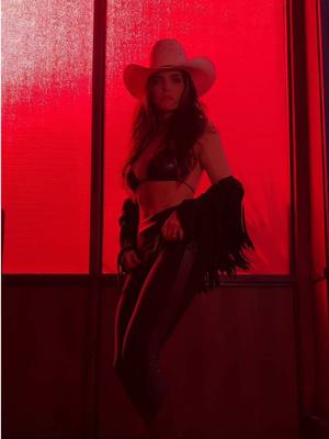 A post by @anabarbaraoficial on TikTok caption: Hoy son #BesosRobados los que antes compartíamos tú y yo... 💋✍🏼 